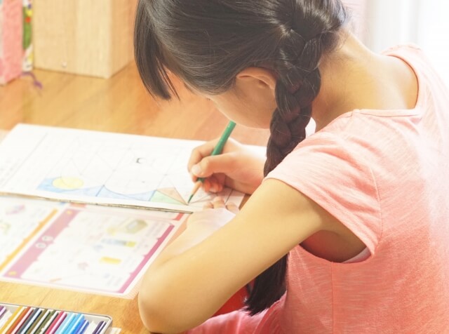 Z会で勉強する子ども